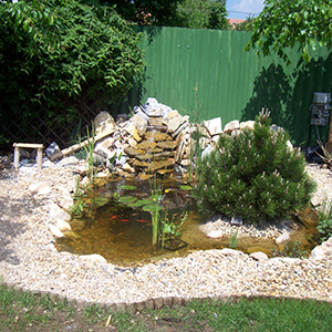 Gartenteich mit Steingarten